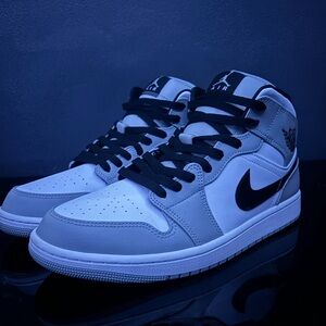 Jordan 1 Mid Light Smoke Grey
